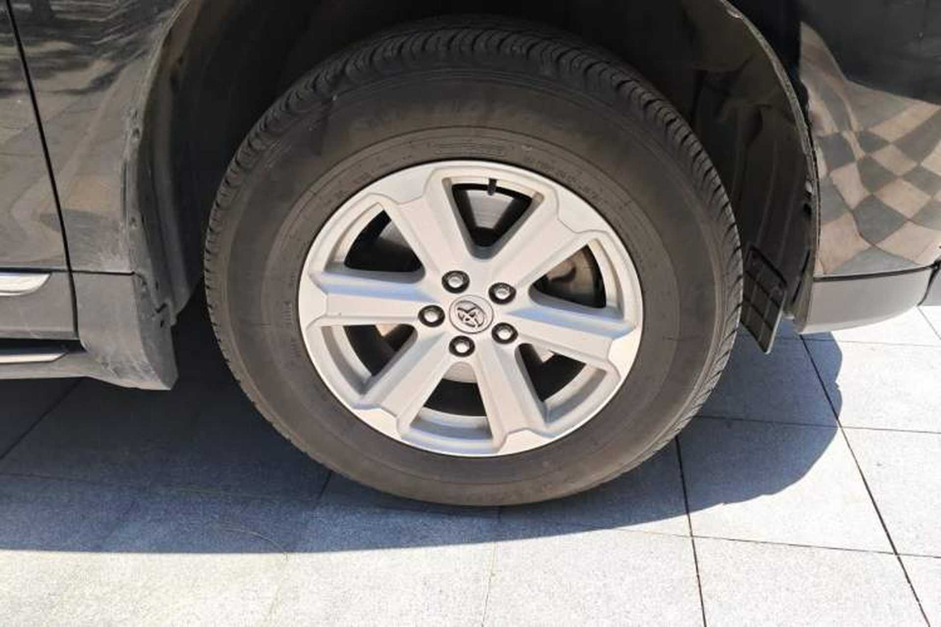 Used Toyota Highlander 2013 2.7L Two-Wheel Drive 5-Seater Purple Gold Edition Right Front Wheel Hub