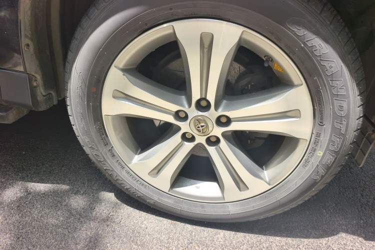 Used Toyota Highlander 2013 2.7L Two-Wheel Drive 7-Seater Zijin Edition Right Front Wheel Hub