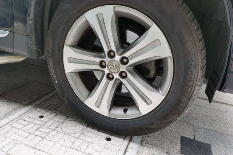 Used Toyota Highlander 2013 2.7L Two-Wheel Drive 7-Seater Zijin Edition Right Front Wheel Hub