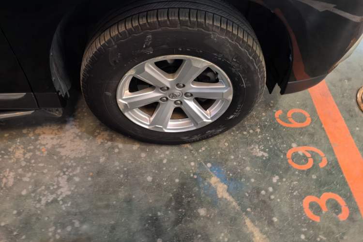 Used Toyota Highlander 2013 2.7L Two-Wheel Drive 5-Seater Purple Gold Edition Right Front Wheel Hub