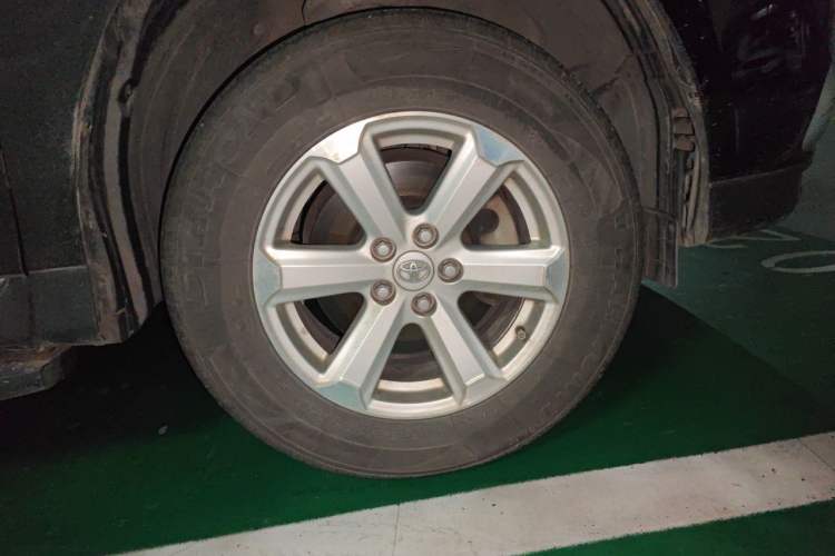 Used Toyota Highlander 2013 2.7L Two-Wheel Drive 5-Seater Purple Gold Edition Right Front Wheel Hub
