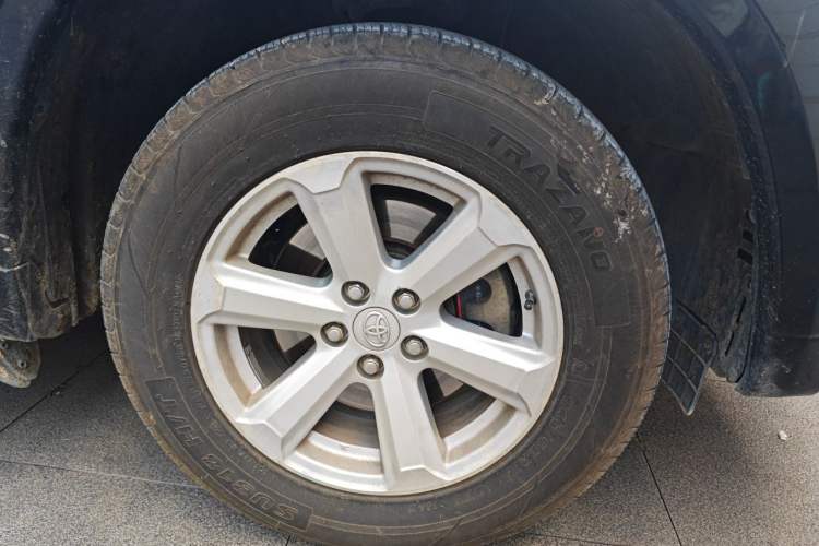 Used Toyota Highlander 2013 2.7L Two-Wheel Drive 5-Seater Purple Gold Edition Right Front Wheel Hub