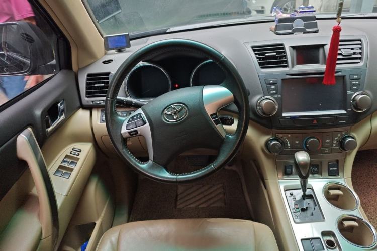 Used Toyota Highlander 2013 2.7L Two-Wheel Drive 5-Seater Purple Gold Edition Steering Wheel