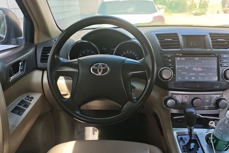 Used Toyota Highlander 2013 2.7L Two-Wheel Drive 5-Seater Purple Gold Edition Steering Wheel