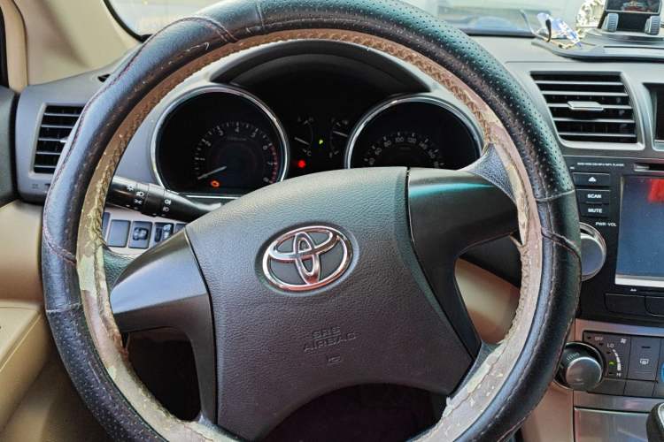 Used Toyota Highlander 2013 2.7L Two-Wheel Drive 5-Seater Purple Gold Edition Steering Wheel