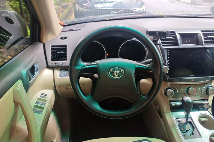 Used Toyota Highlander 2013 2.7L Two-Wheel Drive 5-Seater Purple Gold Edition Steering Wheel