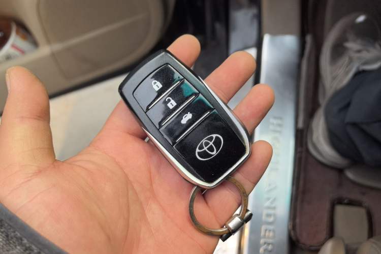 Used Toyota Highlander 2013 2.7L Two-Wheel Drive 7-Seater Zijin Edition Vehicle Key
