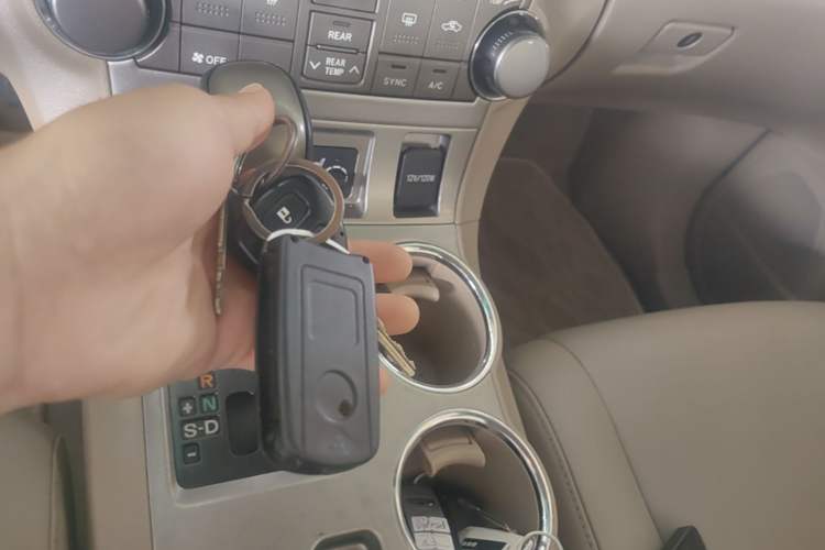 Used Toyota Highlander 2013 2.7L Two-Wheel Drive 7-Seater Zijin Edition Vehicle Key