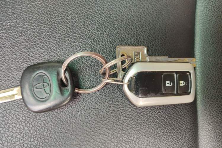 Used Toyota Highlander 2013 2.7L Two-Wheel Drive 5-Seater Purple Gold Edition Vehicle Key