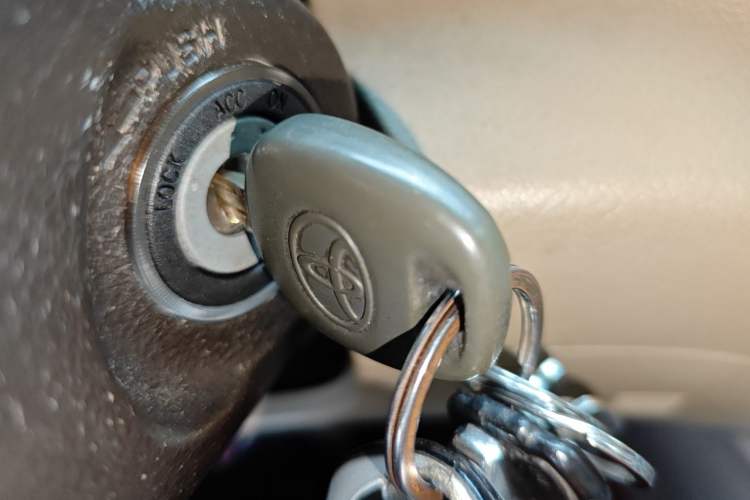 Used Toyota Highlander 2013 2.7L Two-Wheel Drive 5-Seater Purple Gold Edition Vehicle Key