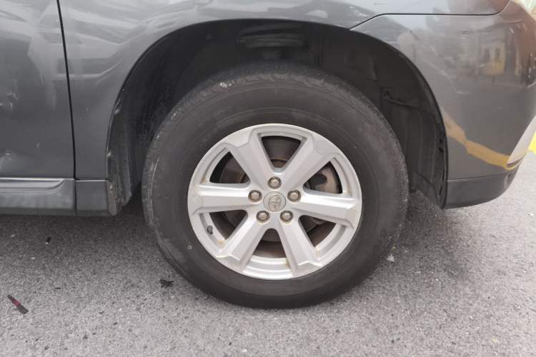 Used Toyota Highlander 2013 2.7L Two-Wheel Drive 5-Seater Purple Gold Edition Right Front Wheel Hub