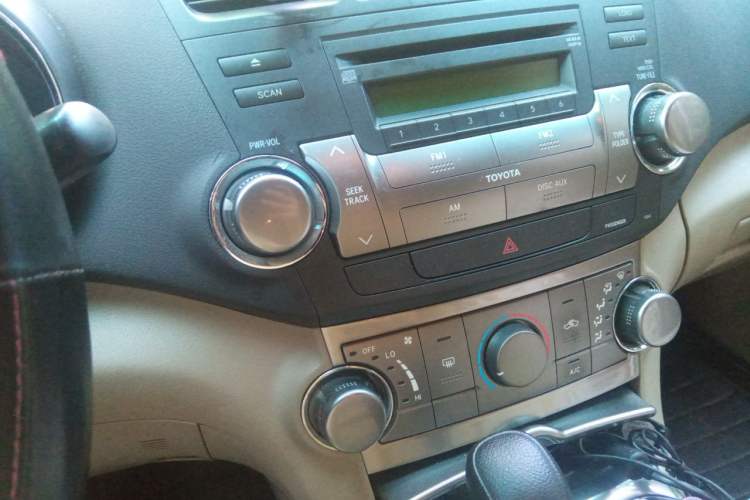 Used Toyota Highlander 2013 2.7L Two-Wheel Drive 5-Seater Purple Gold Edition Audio And AC Panel