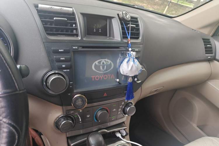 Used Toyota Highlander 2013 2.7L Two-Wheel Drive 5-Seater Purple Gold Edition Audio And AC Panel