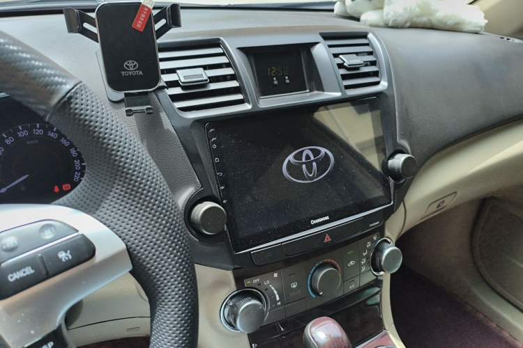Used Toyota Highlander 2013 2.7L Two-Wheel Drive 5-Seater Purple Gold Edition Audio And AC Panel