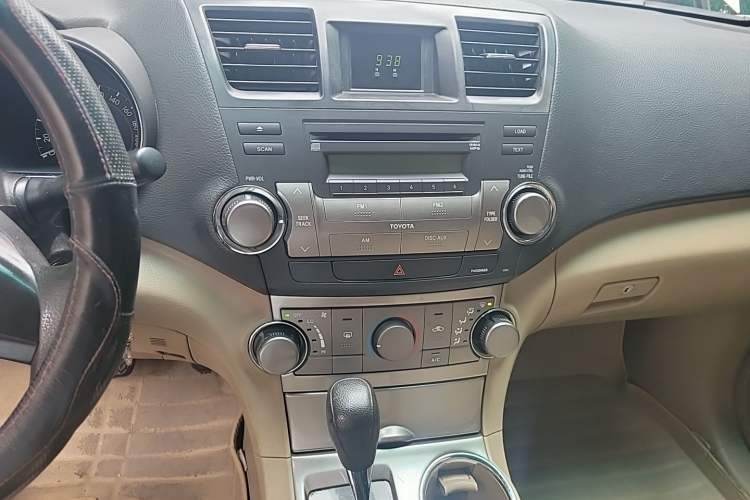 Used Toyota Highlander 2013 2.7L Two-Wheel Drive 5-Seater Purple Gold Edition Audio And AC Panel