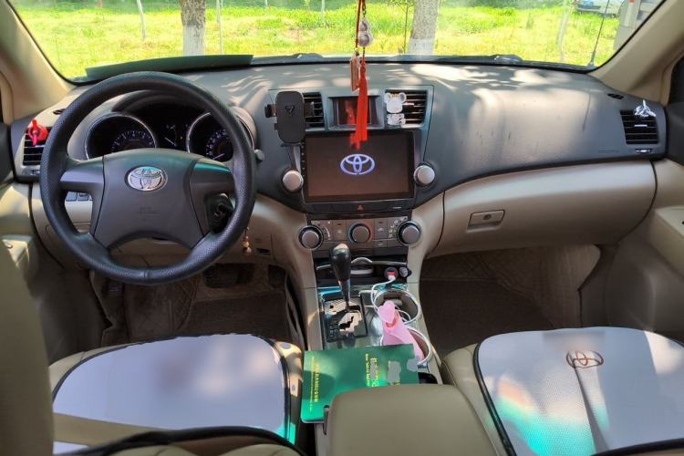 Used Toyota Highlander 2013 2.7L Two-Wheel Drive 5-Seater Purple Gold Edition Center Console