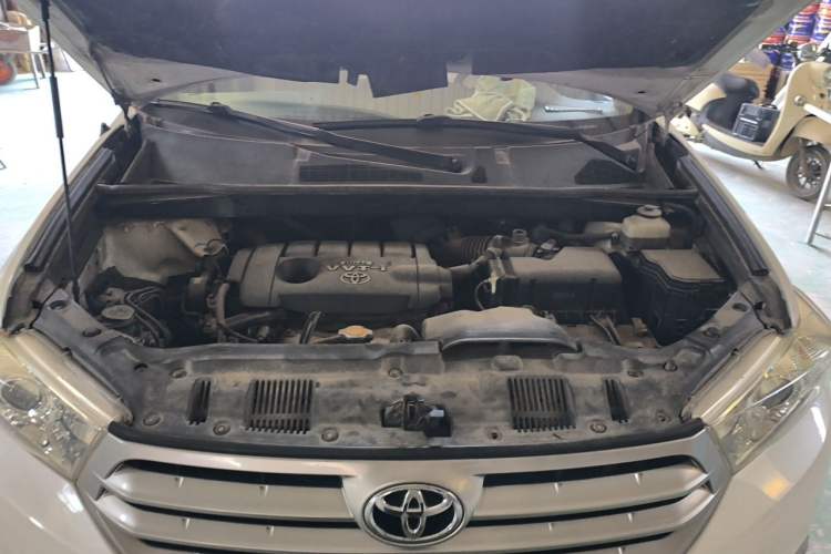 Used Toyota Highlander 2013 2.7L Two-Wheel Drive 5-Seater Purple Gold Edition Engine Bay