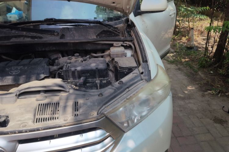 Used Toyota Highlander 2013 2.7L Two-Wheel Drive 5-Seater Purple Gold Edition Engine Bay Left
