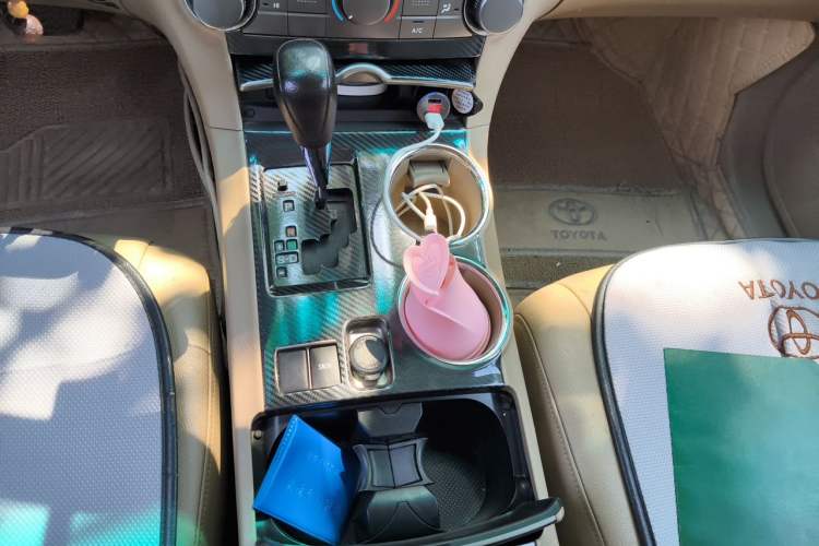Used Toyota Highlander 2013 2.7L Two-Wheel Drive 5-Seater Purple Gold Edition Gear Lever