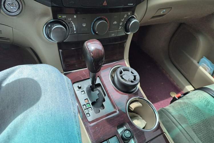 Used Toyota Highlander 2013 2.7L Two-Wheel Drive 5-Seater Purple Gold Edition Gear Lever