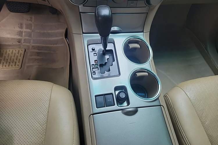 Used Toyota Highlander 2013 2.7L Two-Wheel Drive 5-Seater Purple Gold Edition Gear Lever