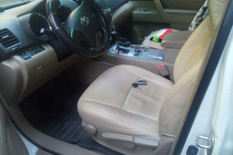 Used Toyota Highlander 2013 2.7L Two-Wheel Drive 5-Seater Purple Gold Edition Left Front Seat