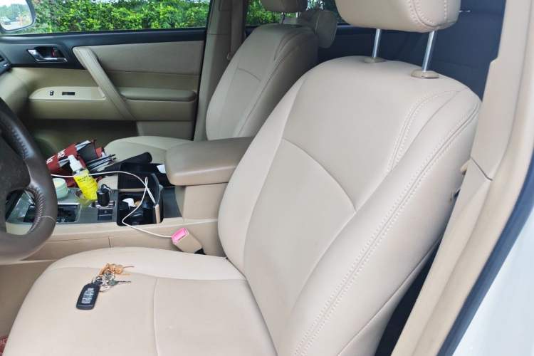 Used Toyota Highlander 2013 2.7L Two-Wheel Drive 5-Seater Purple Gold Edition Left Front Seat