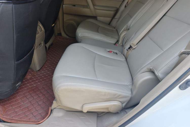 Used Toyota Highlander 2013 2.7L Two-Wheel Drive 5-Seater Purple Gold Edition Left Rear Seat