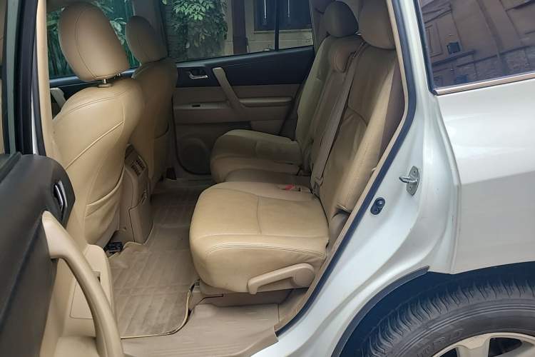 Used Toyota Highlander 2013 2.7L Two-Wheel Drive 5-Seater Purple Gold Edition Left Rear Seat