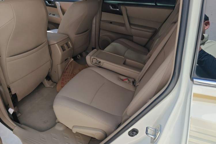 Used Toyota Highlander 2013 2.7L Two-Wheel Drive 5-Seater Purple Gold Edition Left Rear Seat