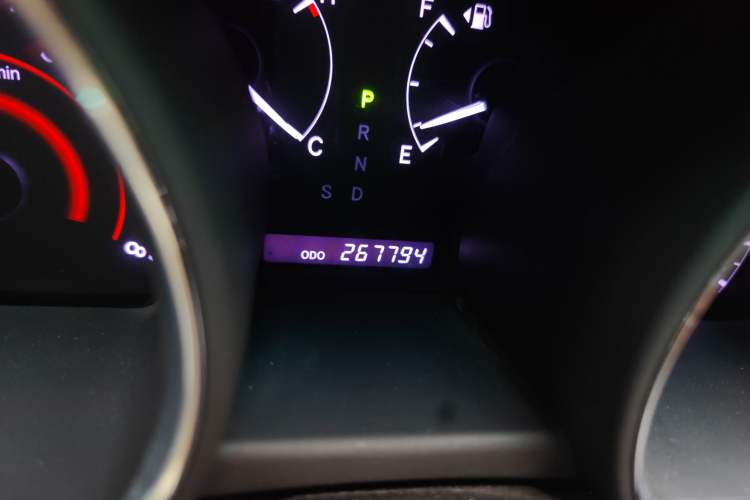 Used Toyota Highlander 2013 2.7L Two-Wheel Drive 5-Seater Purple Gold Edition Odometer Close Up