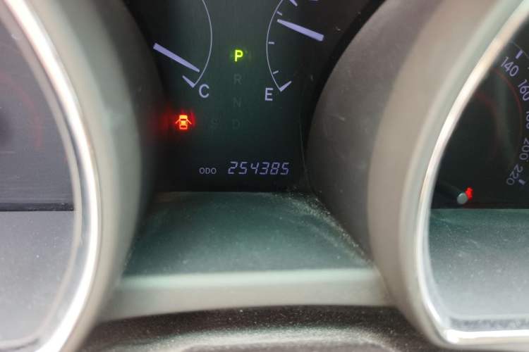 Used Toyota Highlander 2013 2.7L Two-Wheel Drive 5-Seater Purple Gold Edition Odometer Close Up
