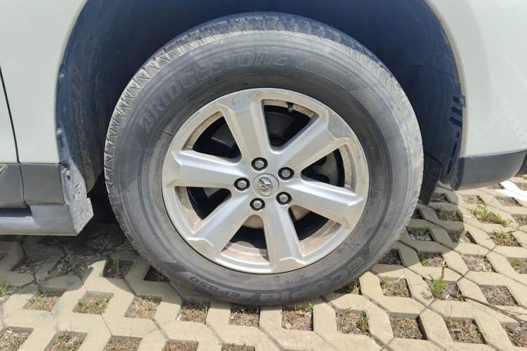 Used Toyota Highlander 2013 2.7L Two-Wheel Drive 5-Seater Purple Gold Edition Right Front Wheel Hub
