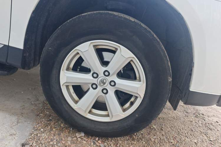 Used Toyota Highlander 2013 2.7L Two-Wheel Drive 5-Seater Purple Gold Edition Right Front Wheel Hub
