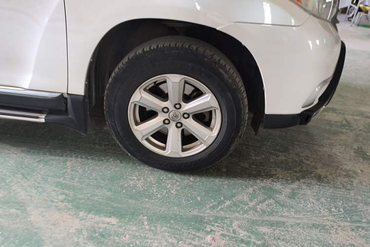 Used Toyota Highlander 2013 2.7L Two-Wheel Drive 5-Seater Purple Gold Edition Right Front Wheel Hub