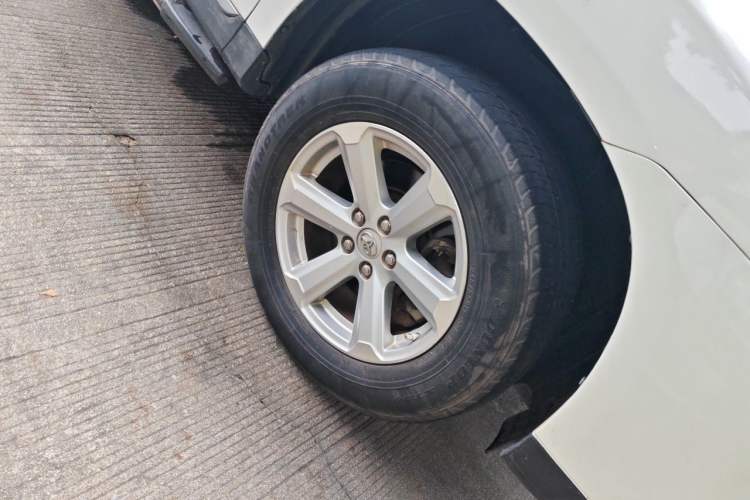 Used Toyota Highlander 2013 2.7L Two-Wheel Drive 5-Seater Purple Gold Edition Right Front Wheel Hub