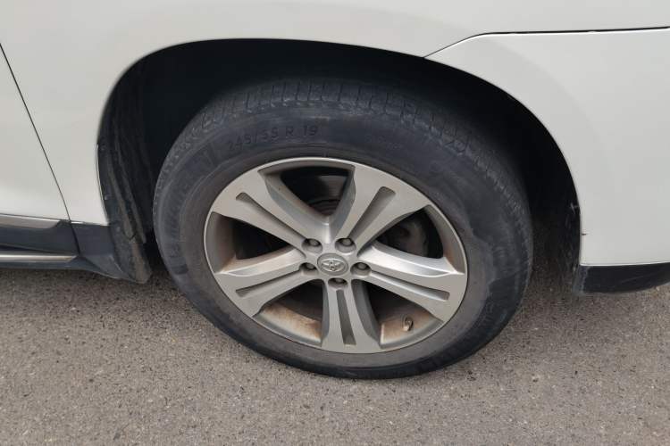 Used Toyota Highlander 2013 2.7L 2WD 7-Seater Explorer Edition Right Front Wheel Hub