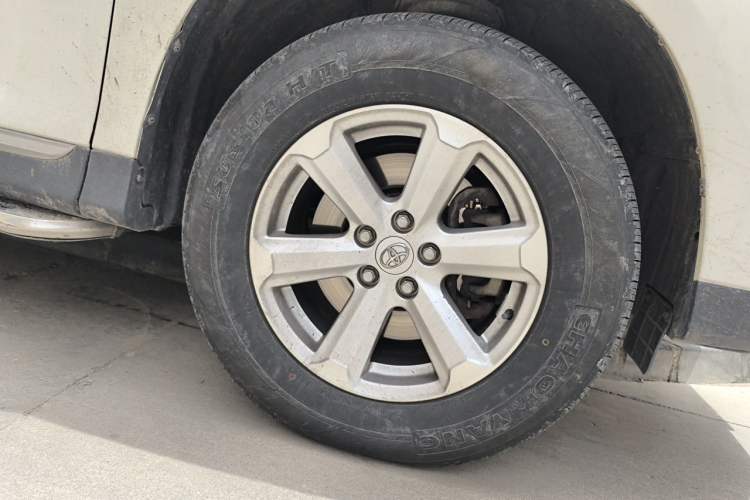 Used Toyota Highlander 2013 2.7L Two-Wheel Drive 5-Seater Purple Gold Edition Right Front Wheel Hub