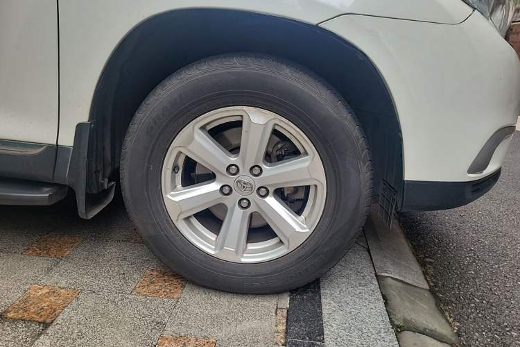 Used Toyota Highlander 2013 2.7L Two-Wheel Drive 5-Seater Purple Gold Edition Right Front Wheel Hub