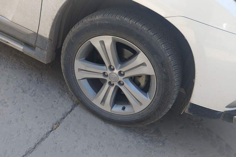 Used Toyota Highlander 2013 2.7L Two-Wheel Drive 7-Seater Zijin Edition Right Front Wheel Hub