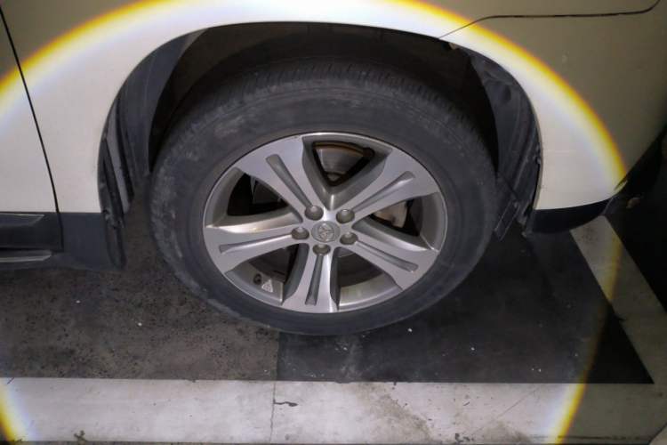 Used Toyota Highlander 2013 2.7L Two-Wheel Drive 7-Seater Zijin Edition Right Front Wheel Hub