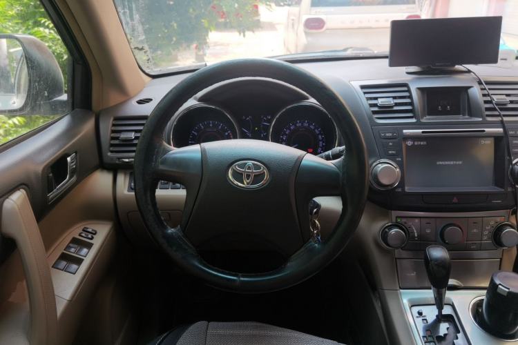 Used Toyota Highlander 2013 2.7L Two-Wheel Drive 5-Seater Purple Gold Edition Steering Wheel