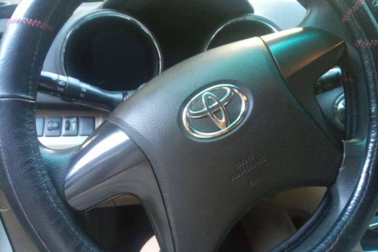 Used Toyota Highlander 2013 2.7L Two-Wheel Drive 5-Seater Purple Gold Edition Steering Wheel