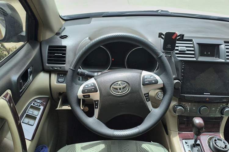 Used Toyota Highlander 2013 2.7L Two-Wheel Drive 5-Seater Purple Gold Edition Steering Wheel