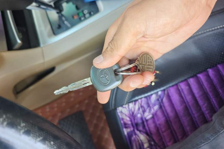 Used Toyota Highlander 2013 2.7L Two-Wheel Drive 5-Seater Purple Gold Edition Vehicle Key