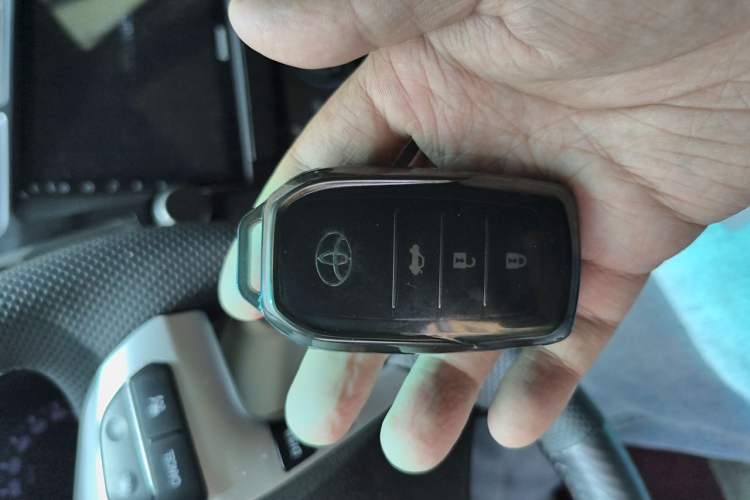 Used Toyota Highlander 2013 2.7L Two-Wheel Drive 5-Seater Purple Gold Edition Vehicle Key