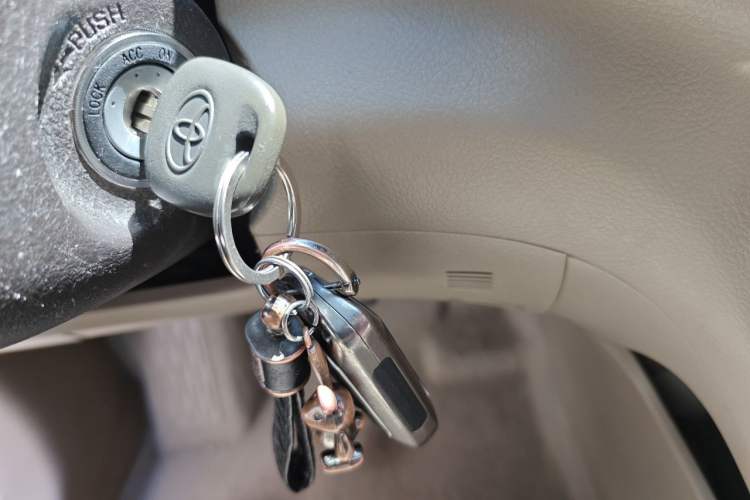 Used Toyota Highlander 2013 2.7L Two-Wheel Drive 5-Seater Purple Gold Edition Vehicle Key