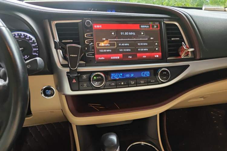 Used Toyota Highlander 2015 2.0T Two-Wheel Drive Luxury Edition 7 Seats Audio And AC Panel
