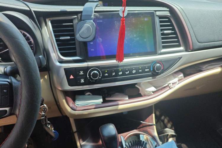 Used Toyota Highlander 2015 2.0T Four-Wheel Drive Elite Edition 7-Seater Audio And AC Panel