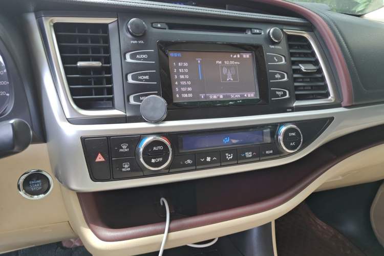 Used Toyota Highlander 2015 2.0T Four-Wheel Drive Luxury Edition 7-Seater Audio And AC Panel
